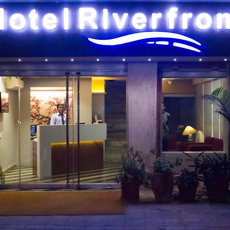 Hotel Riverfront Ахмедабад Экстерьер фото