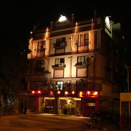 Hotel Riverfront Ахмедабад Экстерьер фото