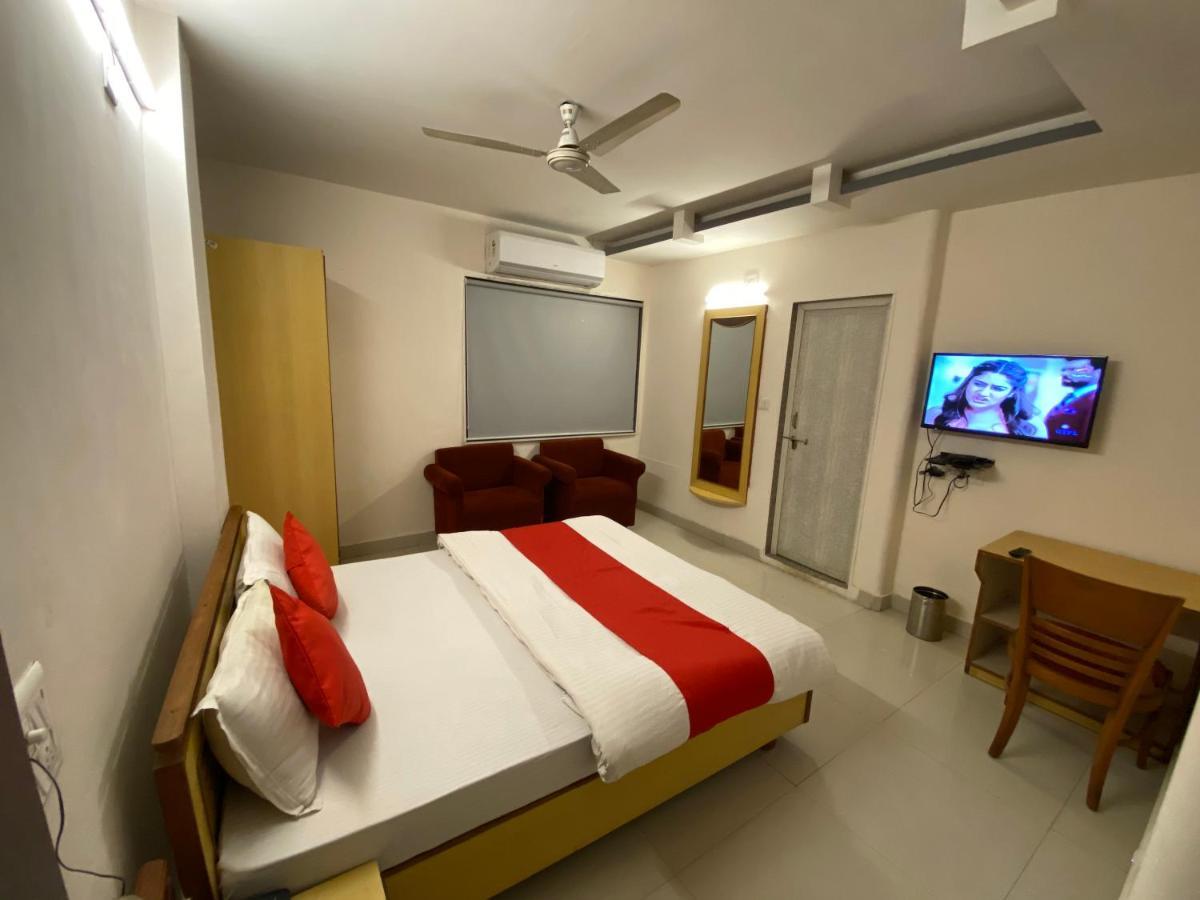 Hotel Riverfront Ахмедабад Экстерьер фото
