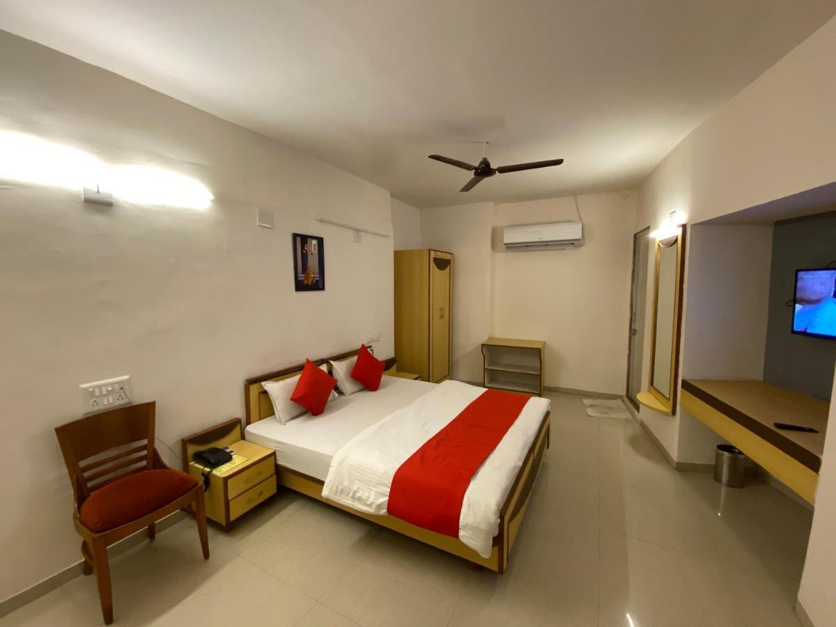 Hotel Riverfront Ахмедабад Экстерьер фото