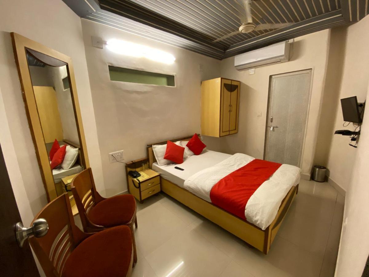 Hotel Riverfront Ахмедабад Экстерьер фото
