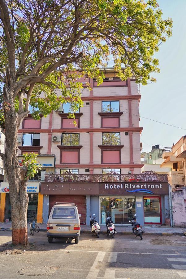 Hotel Riverfront Ахмедабад Экстерьер фото
