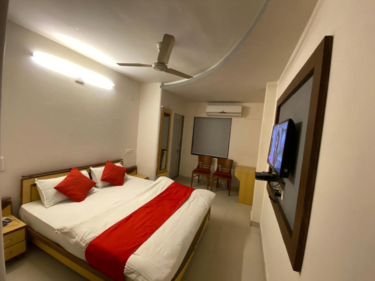 Hotel Riverfront Ахмедабад Экстерьер фото