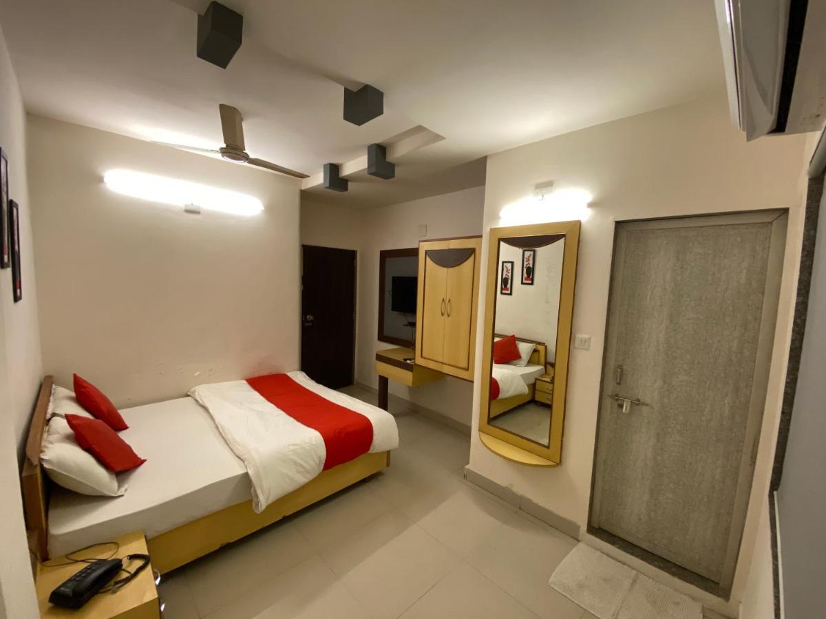 Hotel Riverfront Ахмедабад Экстерьер фото